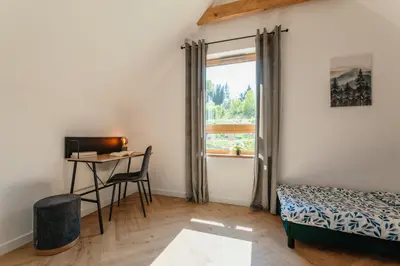 Łóżko lub łóżka w pokoju w obiekcie Apartament Pod Wzgórzem z Sauną, Jacuzzi i Basenem