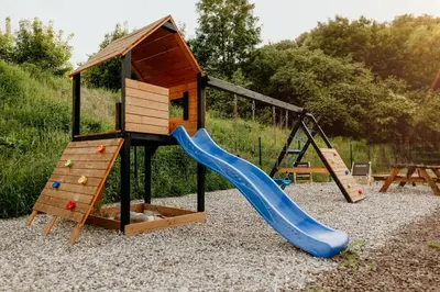 Plac zabaw dla dzieci w obiekcie Apartament Pod Wzgórzem z Sauną, Jacuzzi i Basenem