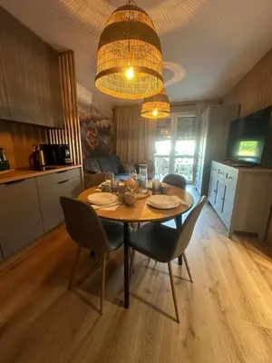 Kuchnia lub aneks kuchenny w obiekcie Apartament 8 z Ogródkiem i Prywatną Sauną, Rowery, Spacery w Dolinie Baryczy - 5D Apartamenty