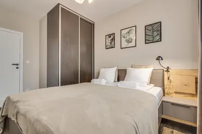 Łóżko lub łóżka w pokoju w obiekcie RentPlanet - Apartament Słonimskiego