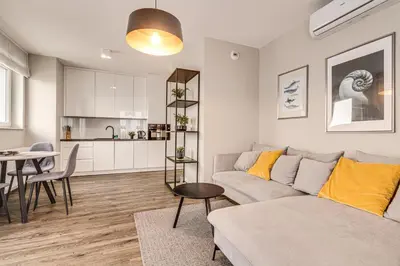 Kuchnia lub aneks kuchenny w obiekcie RentPlanet - Apartament Słonimskiego