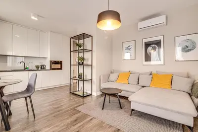 Kuchnia lub aneks kuchenny w obiekcie RentPlanet - Apartament Słonimskiego