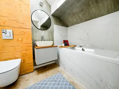 Łazienka w obiekcie Modern 4BD, 2 Balcony, Family & Work Haven! Near Park & Bus Stop