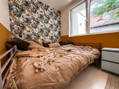 Łóżko lub łóżka w pokoju w obiekcie Modern 4BD, 2 Balcony, Family & Work Haven! Near Park & Bus Stop