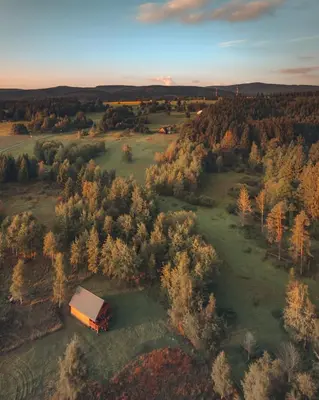 Przyroda w pobliżu tego domu w stylu alpejskim