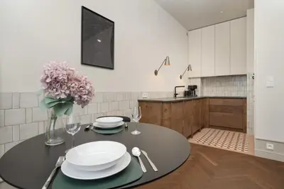 Kuchnia lub aneks kuchenny w obiekcie Stylowy Apartament przy Rynku Głównym we Wrocławiu by Rent like home