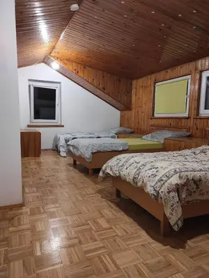 Łóżko lub łóżka w pokoju w obiekcie Adam room 7