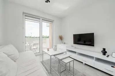 Telewizja i/lub zestaw kina domowego w obiekcie Miedziana Bright Apartment with Balcony and Parking Wroclaw by Noclegi Renters
