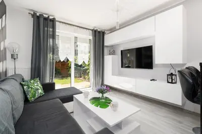 Telewizja i/lub zestaw kina domowego w obiekcie Apartament Konduktorska z Parkingiem i Ogródkiem - w spokojnej dzielnicy by Noclegi Renters