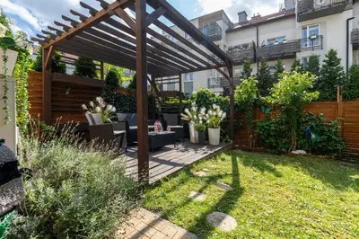 Ogród w obiekcie Apartament Konduktorska z Parkingiem i Ogródkiem - w spokojnej dzielnicy by Noclegi Renters