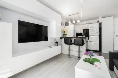 Kuchnia lub aneks kuchenny w obiekcie Apartament Konduktorska z Parkingiem i Ogródkiem - w spokojnej dzielnicy by Noclegi Renters
