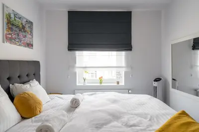 Łóżko lub łóżka w pokoju w obiekcie RentPlanet - Apartament Nowowiejska