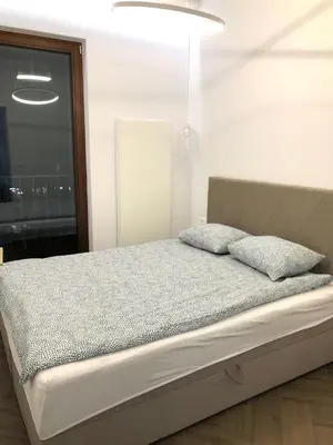 Łóżko lub łóżka w pokoju w obiekcie 2-pokojowy apartament z jacuzzi w centrum Top widok!