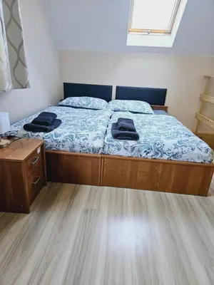 Łóżko lub łóżka w pokoju w obiekcie Apartament pod laskiem