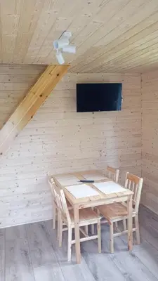 Telewizja i/lub zestaw kina domowego w obiekcie Domki na Szlaku