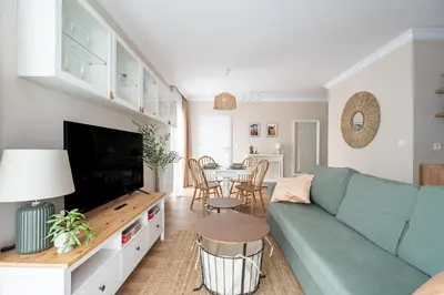 Telewizja i/lub zestaw kina domowego w obiekcie Apartament Oliwny 34 - balkon z widokiem na góry