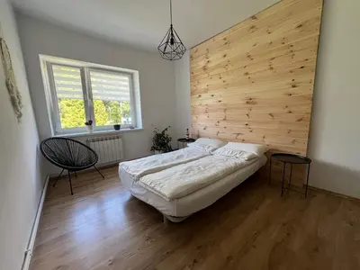 Łóżko lub łóżka w pokoju w obiekcie Chata pod gruszą