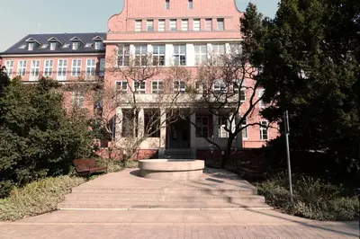 Budynek, w którym mieści się apartament
