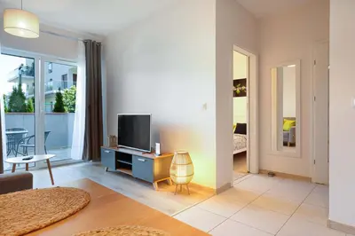 Telewizja i/lub zestaw kina domowego w obiekcie APARTAMENTY 
