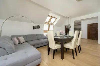 Część wypoczynkowa w obiekcie Jasny Dwupoziomowy Apartament we Wrocławiu by Noclegi Renters