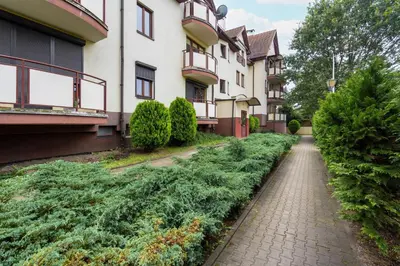 Ogród w obiekcie Jasny Dwupoziomowy Apartament we Wrocławiu by Noclegi Renters