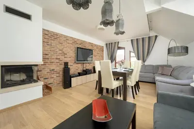 Część wypoczynkowa w obiekcie Jasny Dwupoziomowy Apartament we Wrocławiu by Noclegi Renters