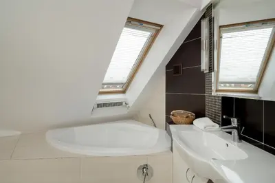 Łazienka w obiekcie Jasny Dwupoziomowy Apartament we Wrocławiu by Noclegi Renters