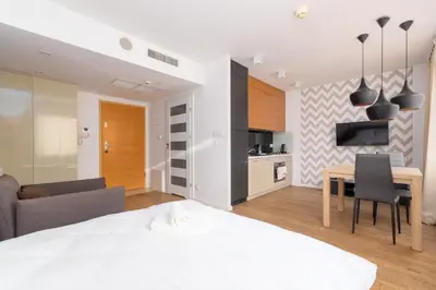 Łóżko lub łóżka w pokoju w obiekcie Rynek Wrocław Deluxe Studio by BookingHost