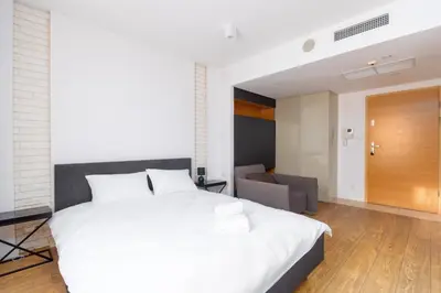 Łóżko lub łóżka w pokoju w obiekcie Rynek Wrocław Deluxe Studio by BookingHost