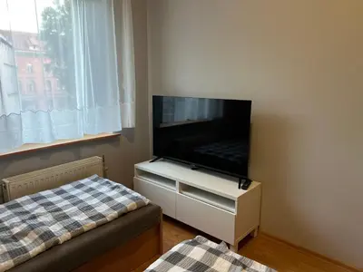 Telewizja i/lub zestaw kina domowego w obiekcie Tanie Noclegi Puszkina 6
