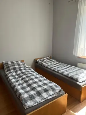 Łóżko lub łóżka w pokoju w obiekcie Tanie Noclegi Puszkina 6