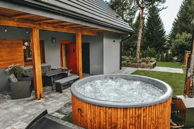 Ogród w obiekcie Skrzaci zakątek - domek z prywatną balią z jacuzzi