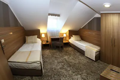 Łóżko lub łóżka w pokoju w obiekcie Pod Lipą