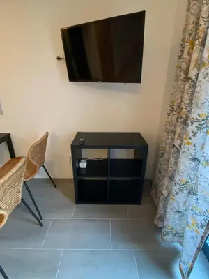 Telewizja i/lub zestaw kina domowego w obiekcie Domek pod Sosnową Górą