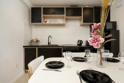 Kuchnia lub aneks kuchenny w obiekcie Przestronne Studio Przy Rynku we Wrocławiu z Klimatyzacją i Wanną by Noclegi Renters