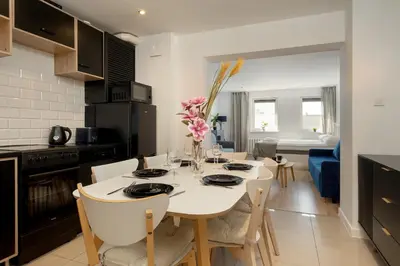 Kuchnia lub aneks kuchenny w obiekcie Przestronne Studio Przy Rynku we Wrocławiu z Klimatyzacją i Wanną by Noclegi Renters