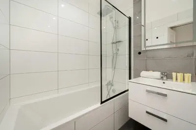 Łazienka w obiekcie Przestronne Studio Przy Rynku we Wrocławiu z Klimatyzacją i Wanną by Noclegi Renters