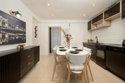 Kuchnia lub aneks kuchenny w obiekcie Przestronne Studio Przy Rynku we Wrocławiu z Klimatyzacją i Wanną by Noclegi Renters