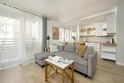 Kuchnia lub aneks kuchenny w obiekcie Jasny Apartament z 2 Balkonami Wrocław Partynice by Noclegi Renters