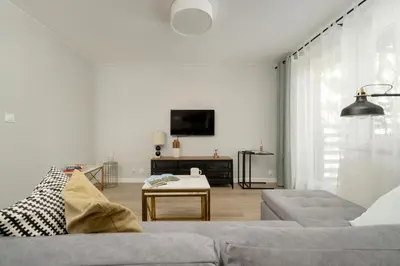 Telewizja i/lub zestaw kina domowego w obiekcie Jasny Apartament z 2 Balkonami Wrocław Partynice by Noclegi Renters