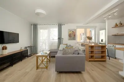 Telewizja i/lub zestaw kina domowego w obiekcie Jasny Apartament z 2 Balkonami Wrocław Partynice by Noclegi Renters