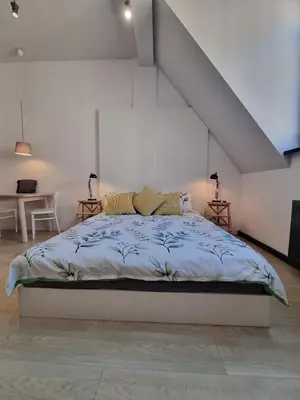 Łóżko lub łóżka w pokoju w obiekcie Cozy Pokój