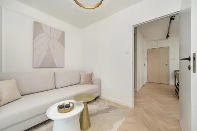 Część wypoczynkowa w obiekcie Elegancki Apartament z Parkingiem Blisko Starego Miasta by Noclegi Renters