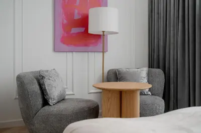 Część wypoczynkowa w obiekcie Elegancki Apartament z Parkingiem Blisko Starego Miasta by Noclegi Renters