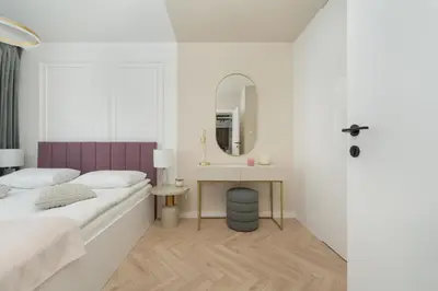 Łóżko lub łóżka w pokoju w obiekcie Elegancki Apartament z Parkingiem Blisko Starego Miasta by Noclegi Renters