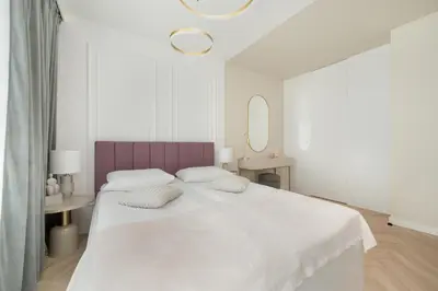 Łóżko lub łóżka w pokoju w obiekcie Elegancki Apartament z Parkingiem Blisko Starego Miasta by Noclegi Renters