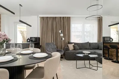 Część wypoczynkowa w obiekcie Elegancki Apartament z Parkingiem Blisko Starego Miasta by Noclegi Renters