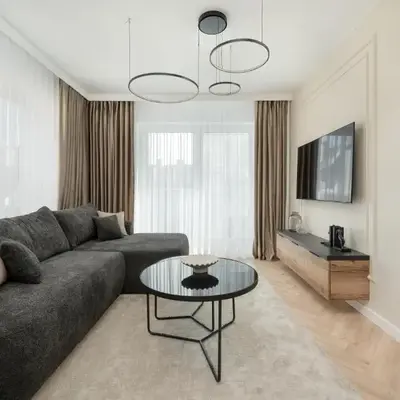 Elegancki Apartament z Parkingiem Blisko Starego Miasta by Noclegi Renters