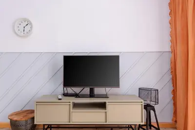 Telewizja i/lub zestaw kina domowego w obiekcie Paryski Zakątek Cosy Apartment by BookingHost