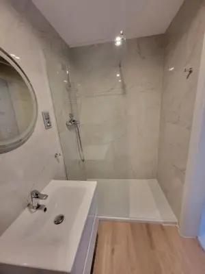 Łazienka w obiekcie Apartament-Studio 1 Gliwice z balkonem